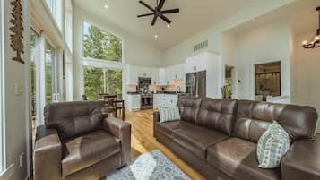 Cabin, Multiple Beds, Mountain View (Big Sky Retreat) | Living area
