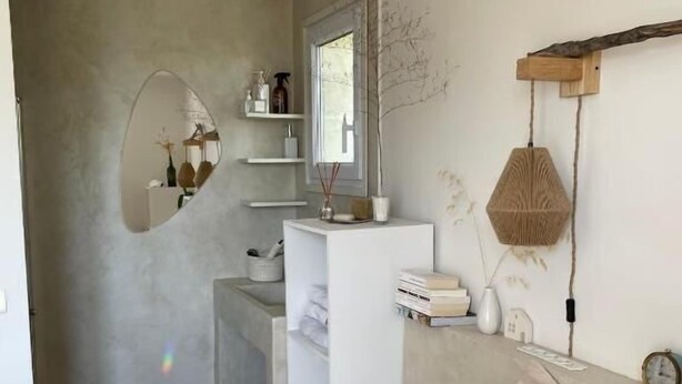Un dormitorio con cama, cómoda, espejo y ventana.