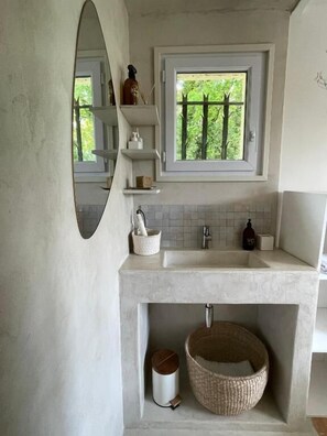 Quarto casal conforto, vista para o jardim | Banheiro