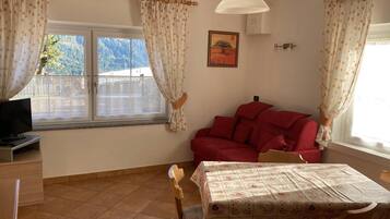 Fernseher, DVD-Player, Tischtennisplatte, Stereoanlage