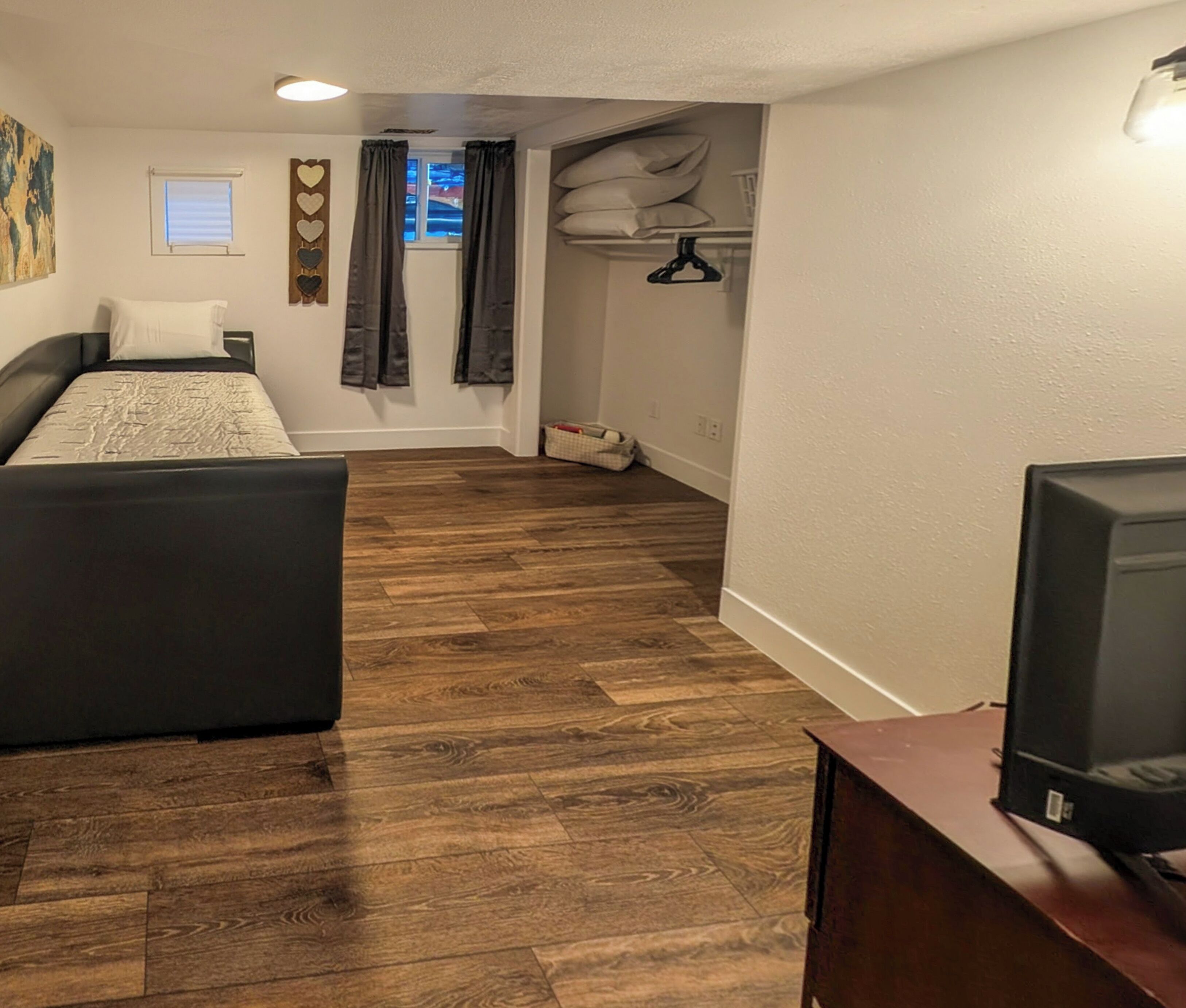 2 Schlafzimmer, Schreibtisch, Bügeleisen/Bügelbrett, Reisekinderbett