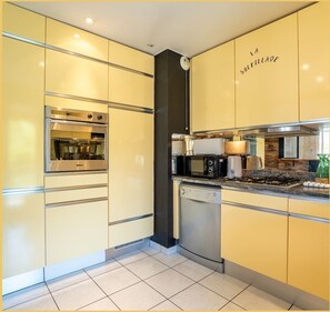 Kühlschrank, Mikrowelle, Ofen, Geschirrspüler