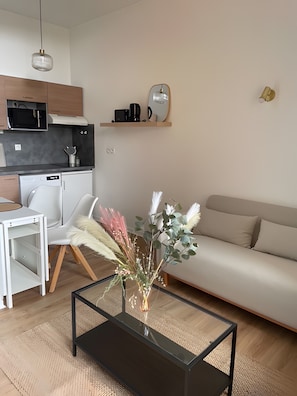 Living area - Bright 2-Bedroom Apartment with Balcony & Parking – La Rochelle (La Rochelle)