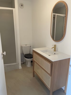 Shower, hair dryer, towels - Bright 2-Bedroom Apartment with Balcony & Parking – La Rochelle (La Rochelle)