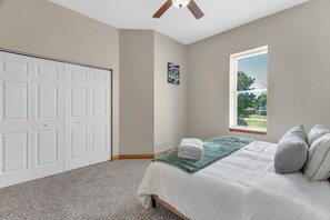 Desk, iron/ironing board, WiFi, bed sheets