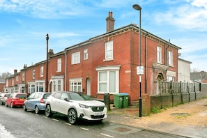 Exterior - Southampton Spacious & Comfy 2-bed Home, Sleeps 5 (Southampton)