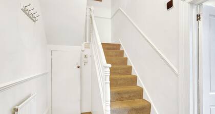 Southampton Spacious & Comfy 2-bed Home, Sleeps 5