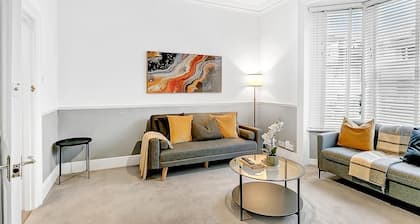 Southampton Spacious & Comfy 2-bed Home, Sleeps 5