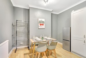 Dining - Southampton Spacious & Comfy 2-bed Home, Sleeps 5 (Southampton)