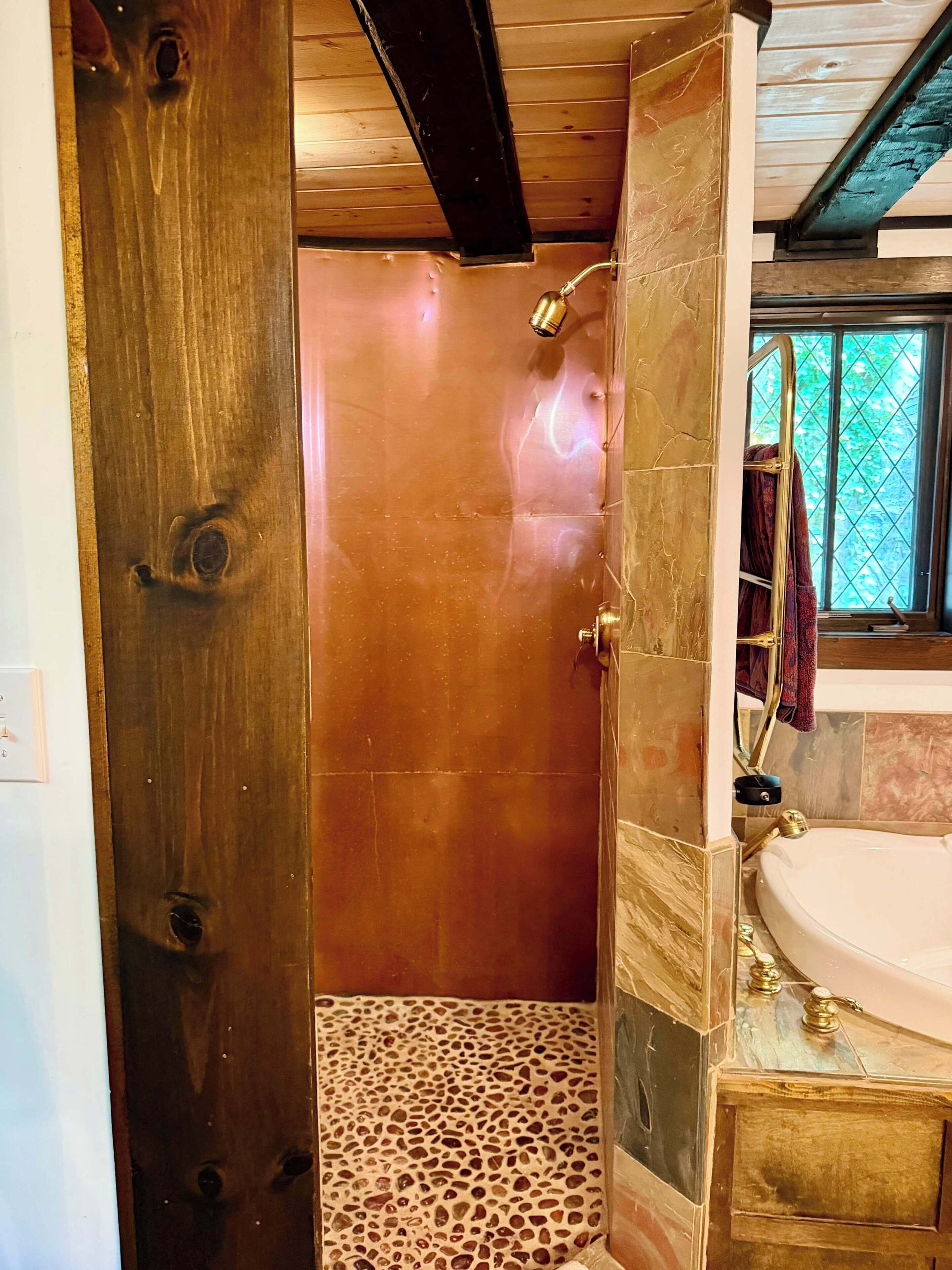 Dusche, Haartrockner, Handtücher, Shampoo