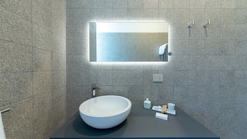 Camera Superior | Bagno | Doccia, asciugacapelli, bidet, asciugamani