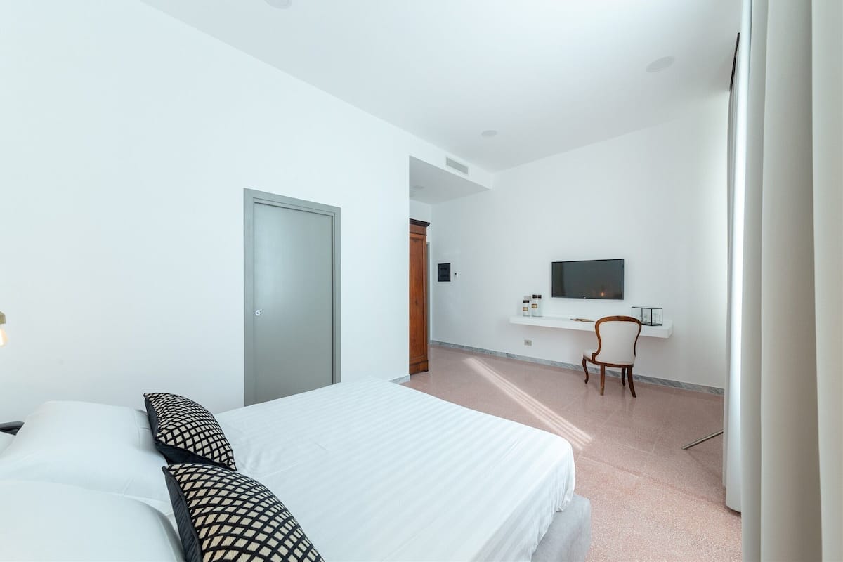 Deluxe kamer, uitzicht op zee | Een bureau, een laptopwerkplek, gratis wifi, beddengoed