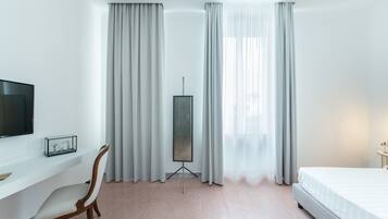 Camera Deluxe, vista mare | Una scrivania, postazione laptop, Wi-Fi gratuito, lenzuola
