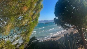 A coastal landscape with pine trees and a clear view of the ocean. - Aegean Retreat for 6 Pool & Evia Views Near Athens (Chalcis)
