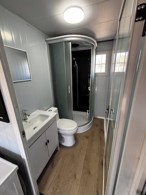 Dusche, Handtücher, Seife, Toilettenpapier
