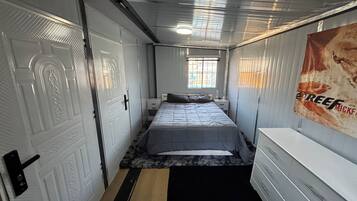 WiFi, bed sheets