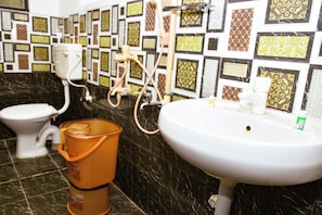 Standard Room | Bathroom | Towels, soap, shampoo - Coral Shelters Ponmeni (Madurai)