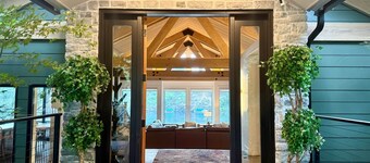 Stunning Hayden Lakefront, Dock, Sauna, King beds, Tram & Views