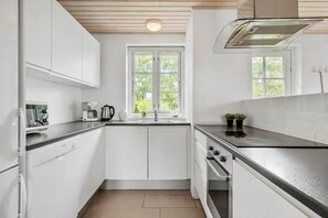Wasserkocher mit Kaffee-/Teezubehör, Kühlschrank, Mikrowelle, Ofen