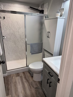 Douche, serviettes fournies, papier toilette