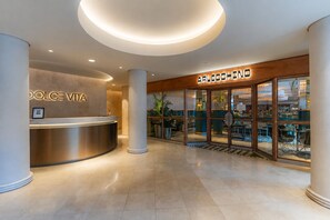 Un vestíbulo de hotel con un mostrador de recepción, un letrero de Dolce Vita y un restaurante llamado Ablechino.