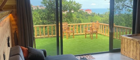 Bungalow Deluxe, terraza, vistas al mar | Cortinas opacas, tabla de planchar con plancha, wifi gratis