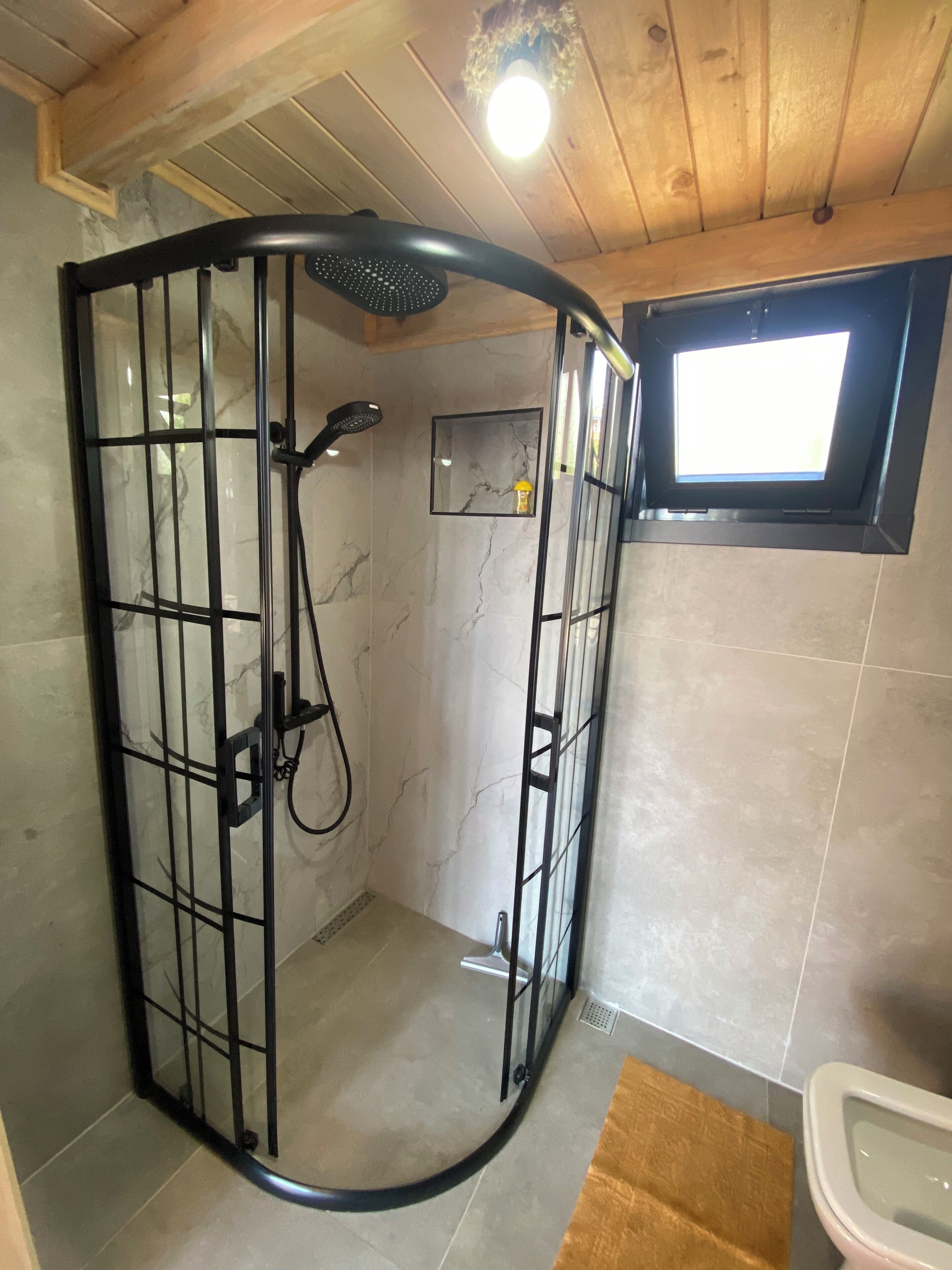 Bungalow Deluxe, terraza, vistas al mar | Baño | Artículos de higiene personal gratuitos, toallas, jabón y champú
