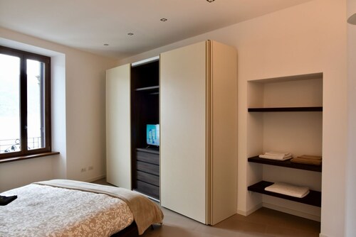 Stylish Lakefront House is a beautiful and spacious 2 bedroom apartment, with plenty of light coming from the big and many windows overlooking the lake and the harbor, the apartment boasts a Spacious lounge with breathtaking lake view where you can lay d