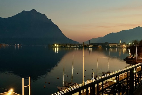 Stylish Lakefront House is a beautiful and spacious 2 bedroom apartment, with plenty of light coming from the big and many windows overlooking the lake and the harbor, the apartment boasts a Spacious lounge with breathtaking lake view where you can lay d