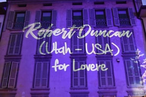 Eine Gebäudefassade mit der Aufschrift 'Robert Duncan (Utah-USA) für Love'.