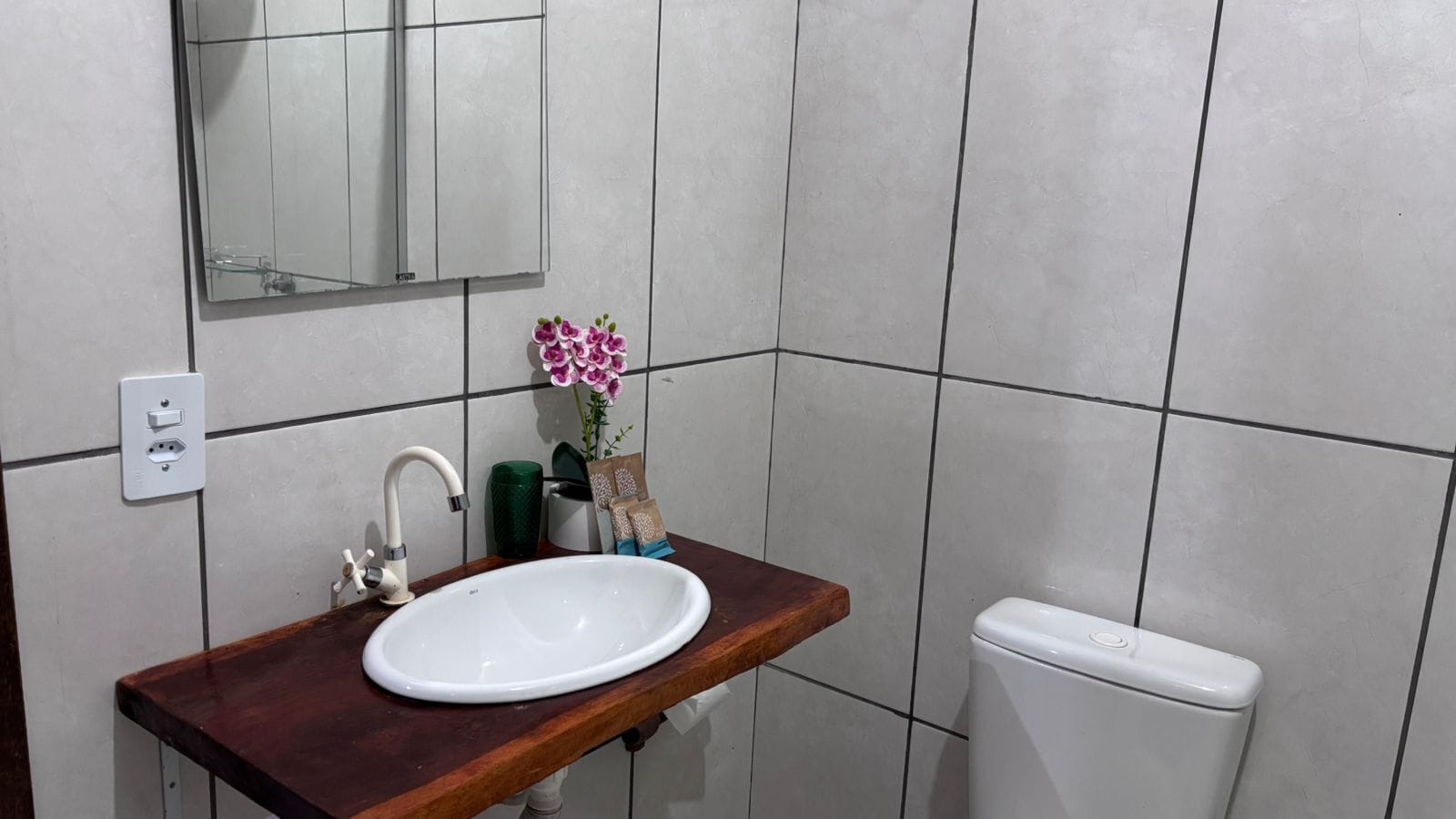 Shower, rainfall showerhead, free toiletries, towels