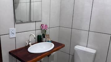 Shower, rainfall showerhead, free toiletries, towels