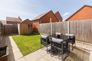 Outdoor dining - 2 Bed Modern Terrace, Leamington Spa - Pass the Keys (Leamington Spa)