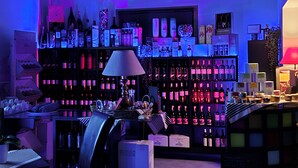 A bar area with shelves of bottles, a lamp, and various bar accessories. - Les Logis du Port Canal Suites & Spas  (Montauban)