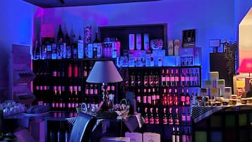 Junior-Suite, Hafenblick | Bar (in der Unterkunft)
