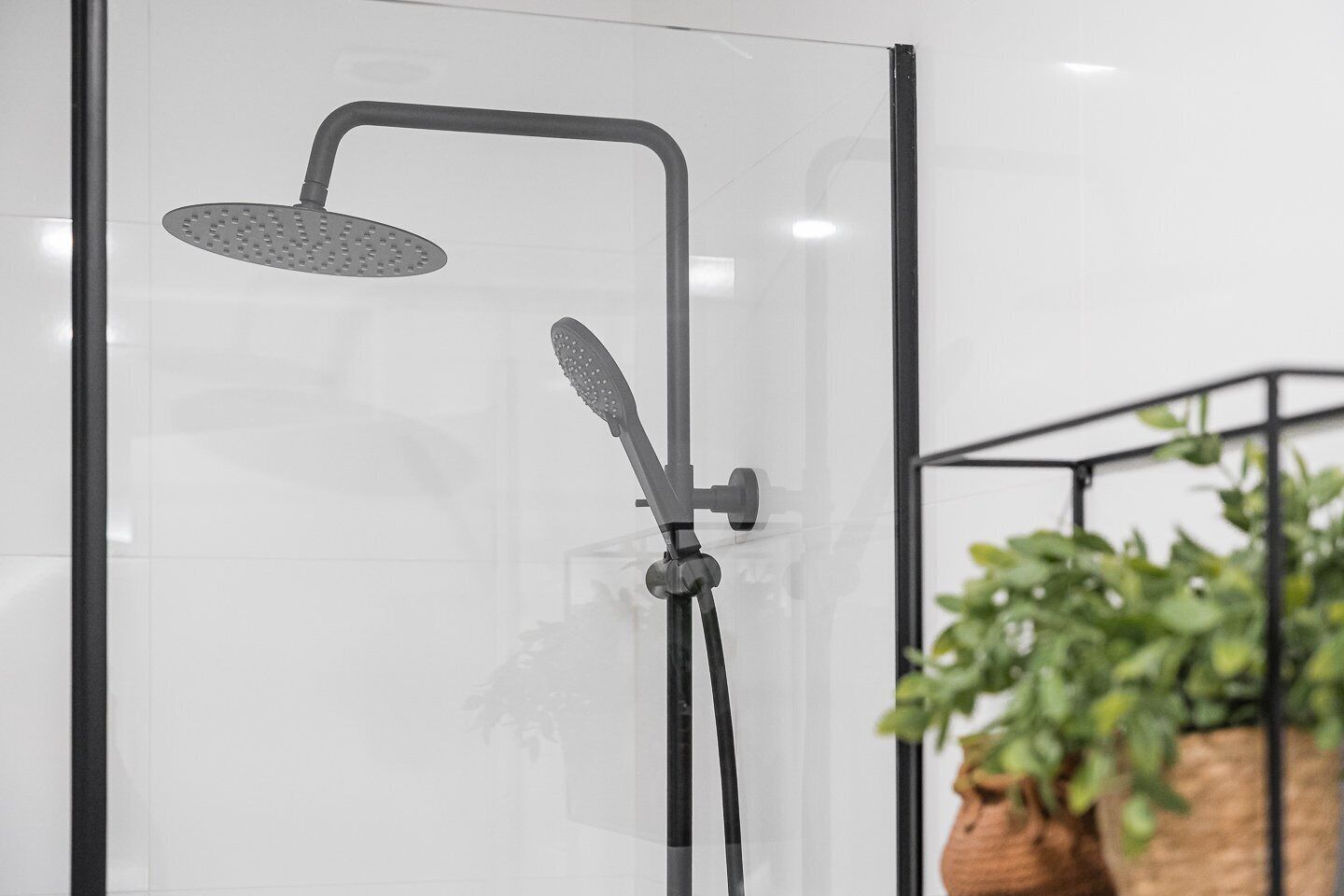 Eine Dusche mit Handbrause und Deckenbrause.