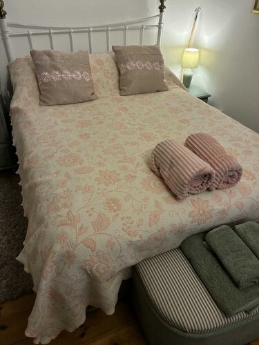 Clease Cottage a delightful one bedroom cottage. Dogs welcome.