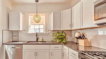 Coffee/tea maker, fridge, microwave, oven