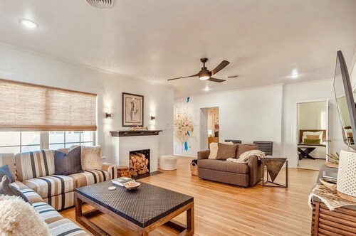 Centrally Located Spacious 3BR Storybook Cottage on Sayles Blvd
