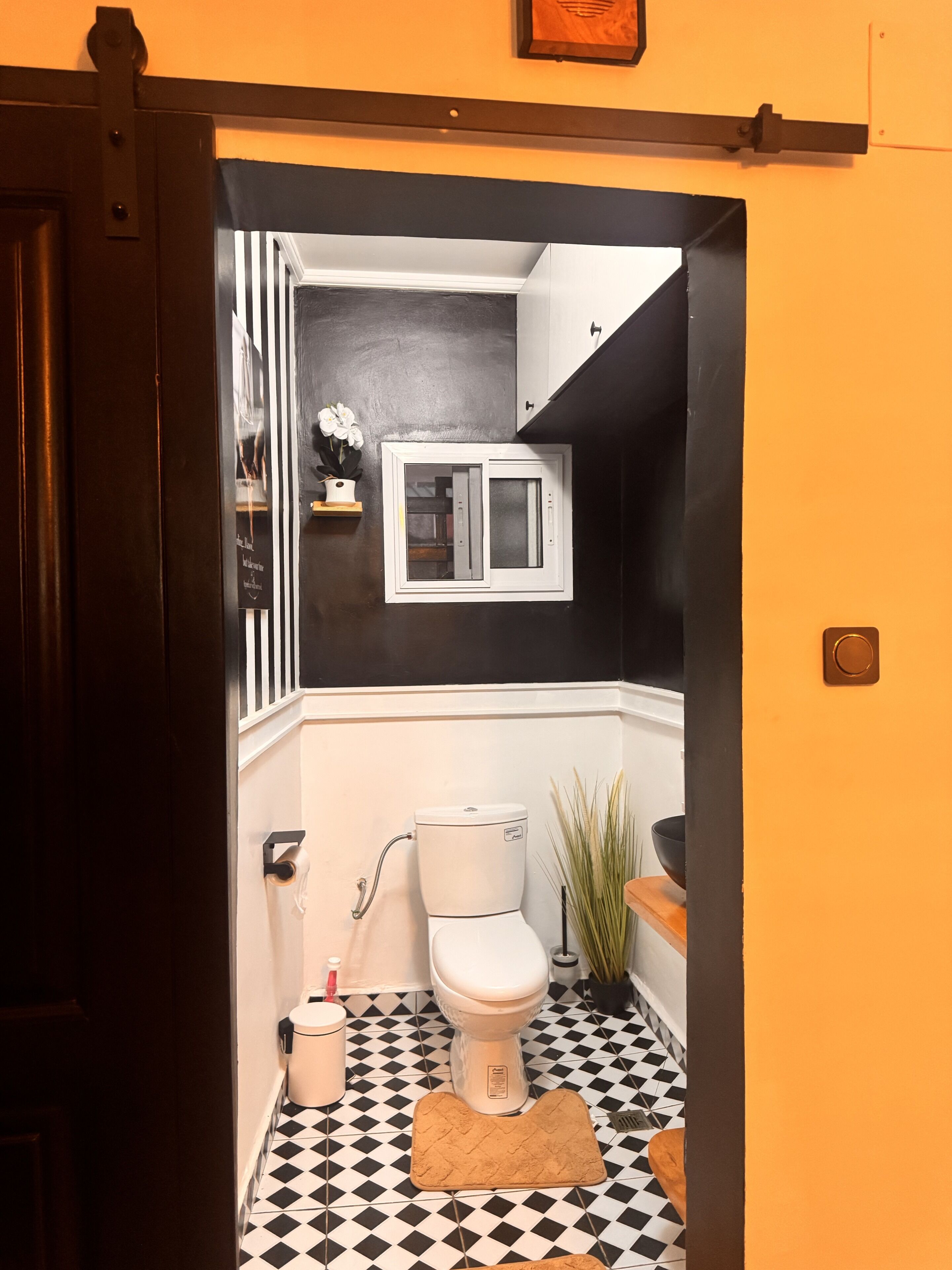 Douche, bidet, serviettes fournies, savon