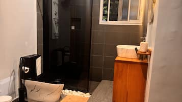 Douche, bidet, serviettes fournies, savon