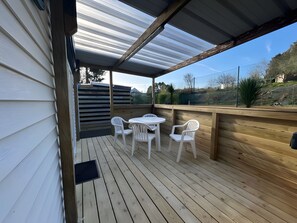 Outdoor dining - 2-Bedroom Mobile Home in the Heart of Nature (Quimper)