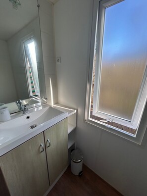 Bathroom - 2-Bedroom Mobile Home in the Heart of Nature (Quimper)