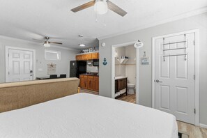Room - 🐾Pet Friendly Flagler Beach Studio | Pool | Plaza Caribe 8 Beach Bliss🌴 (Flagler Beach)