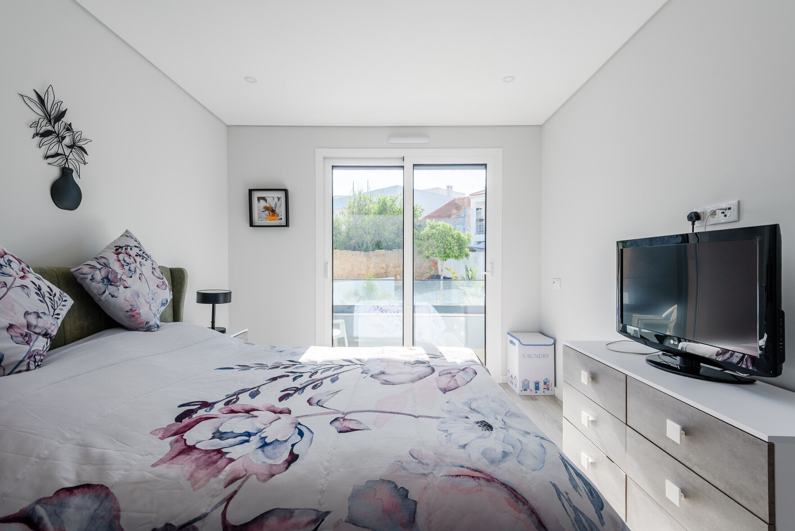Iron/ironing board, free WiFi, bed sheets