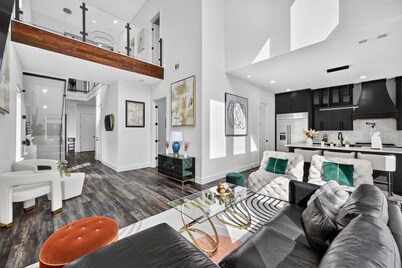 Welcome to The Hollywood House, a glamorous 5 bedroom, 4 bathroom escape in the aptly named Dallas Hollywood neighborhood.