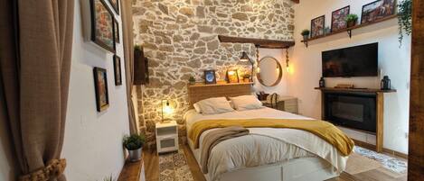 1 bedroom, desk, iron/ironing board, WiFi (free)