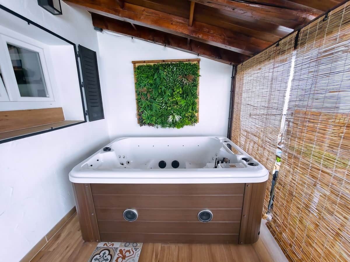 Bañera de hidromasaje cubierta