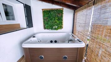 Bañera de hidromasaje cubierta