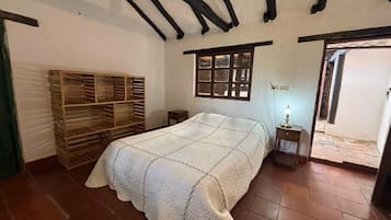 1 slaapkamer, een strijkplank/strijkijzer, internet, beddengoed